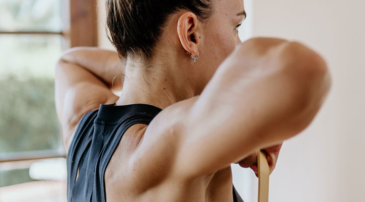 Ejercicio controlado con bandas elásticas que activa la fuerza y promueve una mejor recuperación muscular tras sesiones intensas.