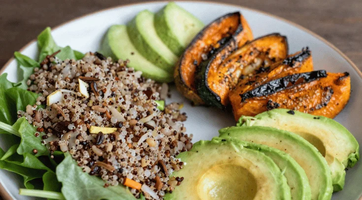 Selección de alimentos para bajar la insulina: proteína, verduras, legumbres y cereales integrales.