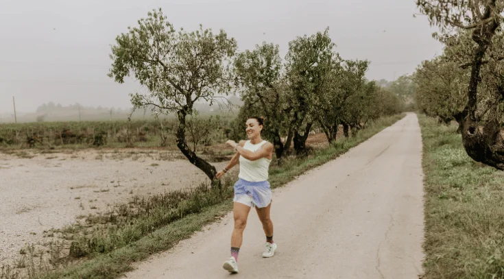 Postura correcta de carrera para principiantes: cuerpo inclinado, hombros relajados y mirada al frente.