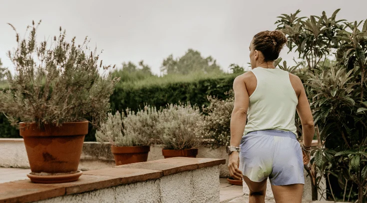 Mujer principiante empezando a correr al aire libre siguiendo el método caminar y correr.