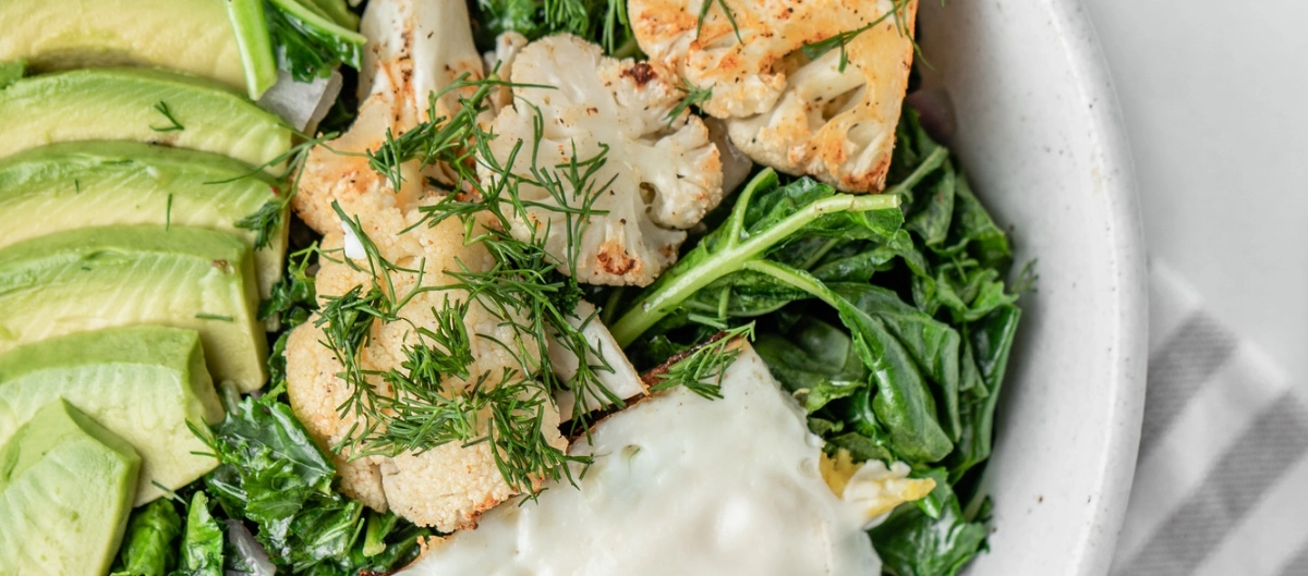 Plato con alimentos ricos en proteína para revertir la pérdida muscular