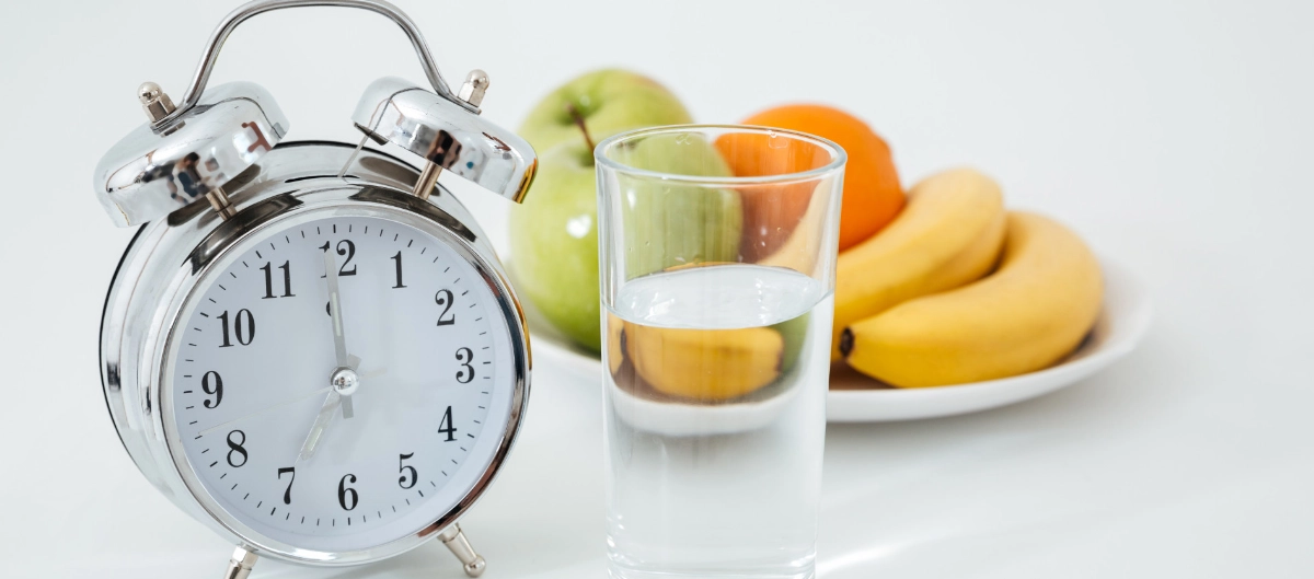 Reloj y alimentos saludables relacionados con los beneficios del ayuno de 12 horas