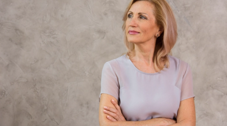Mujer feliz tras notar un aumento de testosterona